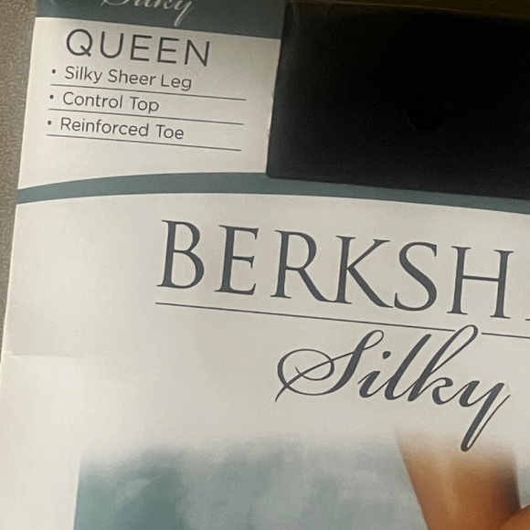 BERKSHIRE 4489 SILKY Black control top sheer leg reinforced toe New Queen - Picture 4 of 4